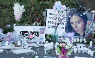 Des bougies et des fleurs déposées devant la maison de Delphine Jubillar à Cagnac-les-Mines (Tarn) lors d'une marche blanche un an aprÚs sa disparition, le 19 décembre 2021