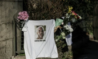 Un portrait de Cédric Chouviat, décédé lors d'un contrôle policier en janvier 2020, lors d'un hommage à Paris, le 3 janvier 2025