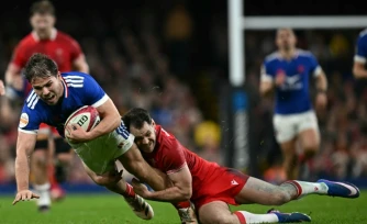 Le capitaine français Antoine Dupont plaqué par le Gallois Tomas Williams pendant le match du Tournoi des six nations samedi à Cardiff, au Pays de Galles.
