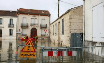 Des sauveteurs en barque dans une rue inondée après la crue de la Charente à Saintes, le 18 février 2026 en Charente-Maritime