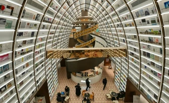 Des clients dans une librairie de Pékin, le 18 décembre 2025 