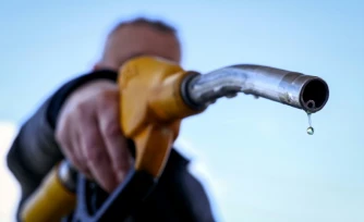 Une goutte de carburant coule d'une pompe, le 9 mars 2026 à une station-service de Vélizy-Villacoublay, près de Paris