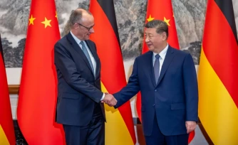 Le président chinois Xi Jinping (d) et le chancelier allemand Friedrich Merz à Pékin, le 25 février 2026