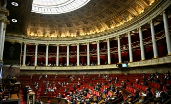 Des députés assistent à un discours du Premier ministre Sébastien Lecornu, à l'Assemblée nationale à Paris le 10 décembre 2025