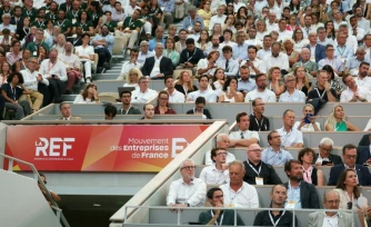 Des participants assistent à La REF 2026, organisée par le Medef, à Roland-Garros, Paris, le 26 août 2026