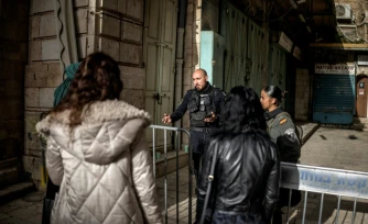 Barrage de la police israélienne filtrant les accès à l’église du Saint-Sépulcre où est célébrée la messe de Pâques, à huis clos en raison de la guerre, dans la vieille ville de Jérusalem, le 5 avril 2026 