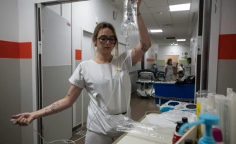 Une infirmière prépare une perfusion de réhydratation à l'hôpital Purpan de Toulouse, en pleine canicule, le 23 juin 2026