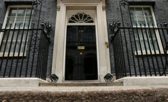 La porte du 10 Downing Street à Londres, résidence officielle et lieu de travail du Premier ministre du Royaume-Uni, le 21 juin 2026