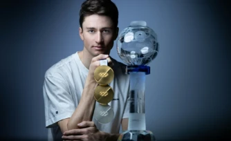 Le biathlĂšte Ăric Perrot pose avec ses trois mĂ©dailles olympiques et son globe de cristal lors d'une sĂ©ance photo Ă Paris, le 25 mars 2026