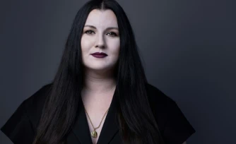 Fidji Simo pose lors d'une séance photo au Sommet pour l'action sur l'Intelligence artificielle (IA), au Grand Palais, à Paris, le 11 février 2025