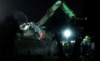 Des wagons endommagés sont retirés à l’aide d’engins lourds sur les lieux d’une collision ferroviaire entre deux trains à grande vitesse, entre Urda et Los Yébenes, dans la province de Tolède, le 28 octobre 2026 en Espagne
