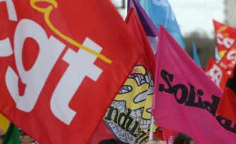 Les drapeaux de différents syndicats lors d'une manifestation, à Reims, le 15 mars 2023