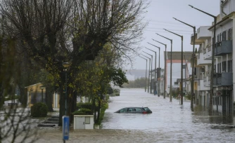 Une voiture submergée dans une rue inondée d'Alcacer do Sal lors de la Dépression Leonardo, le 4 février 2026 dans le sud du Portugal