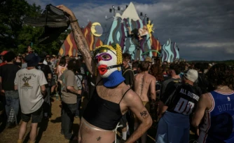 Des participants à une free party illégale à Montvalent, dans le Lot, le 9 mai 2025