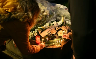 Des bougies en hommage à Dan Elkayam, victime de la fusillade sur la plage de Bondi à Sydney, au Bourget en Seine-Saint-Denis le 16 décembre 2025