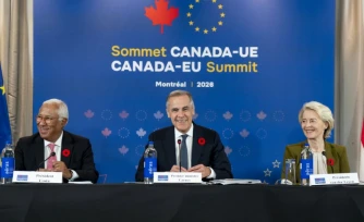 (g-d) Le président du Conseil européen Antonio Costa, le Premier ministre canadien Mark Carney et la présidente de la Commission européenne Ursula von der Leyen lors du 21e sommet UE-Canada, à Montréal, le 29 octobre 2026 au Canada