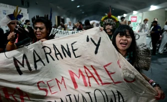 Manifestation dirigée par l'écologiste et militante des droits pour les populations indigènes Txai Surui (D) pendant la COP30