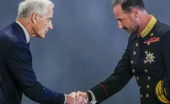 Le nouveau roi Haakon VIII recontre le Premier ministre Jonas Gahr StÞredans aprÚs la mort de son pÚre Harald, à Oslo le 28 août 2026