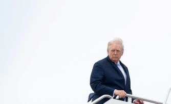 Le président américain Donald Trump embarquant sur Air Force One pour rejoindre sa résidence de Mar-a-Lago en Floride le 20 mars 2026