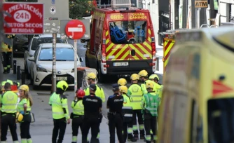 Des policiers et secouristes près du site d'un bâtiment effondré à Madrid, le 7 octobre 2025 en Espagne
