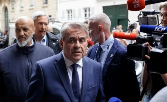 Le président du Conseil régional des Hauts-de-France, Xavier Bertrand, arrive pour assister à une réunion d'urgence des Républicains à Paris, le 12 juin 2024