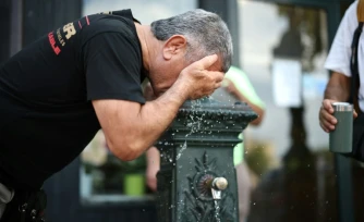 Un homme se rafraichit à une fontaine publique à Paris le 18 juin 2026