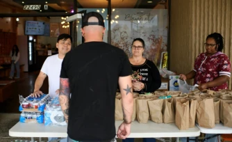 Eric Dunham reçoit un don alimentaire de la part d'un restaurant de Houston, au Texas, le 1er novembre 2025 