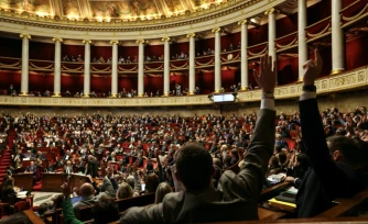 Le Parlement devrait approuver définitivement six textes mardi, dont plusieurs projets de lois emblématiques, dans une atmosphère de crise au sein de la majorité, après l'adoption chaotique dans la nuit du projet de loi d'urgence agricole