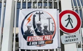Une affiche syndicale opposée à la suppression du tarif agent à l'entrée de la centrale nucléaire de Gravelines dans le Nord le 15 septembre 2026