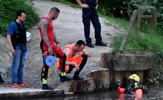 Des plongeurs fouillent la Vilaine après la découverte la veille du corps d'un garçon de 12 ans, une serviette de bain mouillée "nouée très serrée autour de son cou", le 25 mai 2026 a Rennes