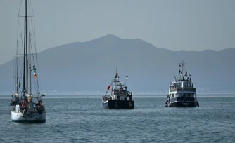 Le navire "Family" (d), qui fait partie de la Flottille internationale pour Gaza, au mouillage au large de Sidi Bou Saïd, près de Tunis, le 9 septembre 2025