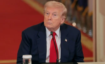 Le président Donald Trump participe à une table ronde à la Maison Blanche, à Washington, le 6 mars 2026