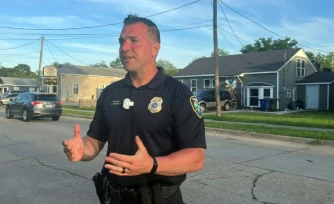 Le caporal Chris Bordelon de la police de Shreveport, s'adresse à la presse devant l'une des maisons où ont été tués des enfants à Shreveport, en Louisiane, le 19 avril 2026