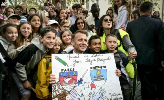 Le président Emmanuel Macron pose avec des écoliers à Montluçon, le 22 avril 2026 dans l'Allier