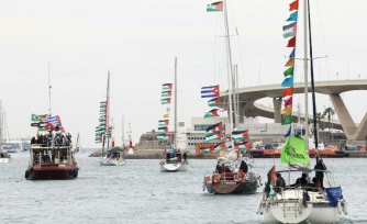 Des militants propalestiniens à bord de bateaux de la "flottille pour Gaza", quittent le port Vell à Barcelone, en Espagne, le 12 avril 2026