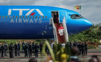 Le pape Léon XIV arrive au Cameroun, deuxiÚme étape de sa tournée africaine, à Yaoundé, le 15 avril 2026