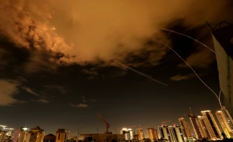 Des traßnées de roquettes dans le ciel au-dessus de la ville cÎtiÚre israélienne de Netanya, lors d'une nouvelle salve d'attaques de missiles iraniens, le 25 mars 2026