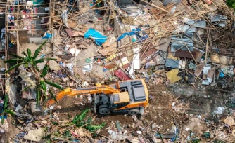 Une pelleteuse entame la démolition des bidonvilles abritant des milliers de personnes le long des berges de la capitale népalaise Katmandou, le 25 avril 2026