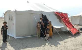 Des personnes déplacées devant leur tente au camp d'Al-Farsi, à Ras Imran, prÚs d'Aden, le 17 septembre 2026 au Yémen