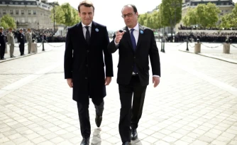 Le président élu Emmanuel Macron (g) et le sortant François Hollande (d), le 8 mai 2017 à Paris