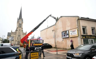 Le bâtiment où s'est déclaré dans la nuit un incendie mortel à Neuves-Maisons, en Meurthe-et-Moselle, le 30 novembre 2025 