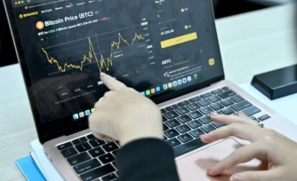 L'écran d'un investisseur en cryptomonnaies, le 12 février 2026 à Hanoï 