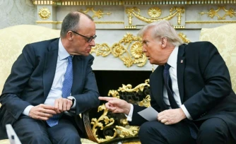 Le président américain Donald Trump (droite) s'entretient avec le chancelier allemand Friedrich Merz, le 3 mars 2026 à Washington