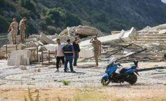 Des soldats inspectent les destructions sur un site visé par une frappe aérienne israélienne dans le village d'Arabsalim, dans le sud du Liban, le 6 septembre 2026