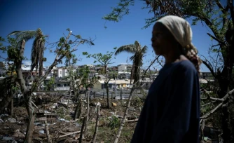 Une femme dans un bidonville détruit par le cyclone Chido à Mamoudzou, sur le territoire de Mayotte, le 31 décembre 2024