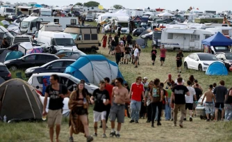 Des participants à la free party à Cornusse, dans le Cher, le 2 mai 2026