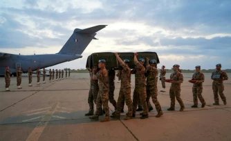 Photo prise et diffusée le 19 avril 2026 par la Force intérimaire des Nations Unies au Liban (Finul), montrant le cercueil du défunt sergent-chef Florian Montorio, lors d'un hommage sur le tarmac de l'aéroport international de Beyrouth, au Liban, avant son rapatriement en France