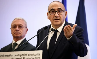 Le ministre de l'Intérieur Laurent Nuñez et le préfet de police de Paris, Patrice Faure (g), lors d'une conférence de presse, le 29 octobre 2026 à Paris