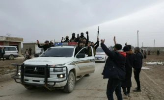 Des habitants saluent les forces gouvernementales syriennes qui entrent à Hassaké, ans le nord-est de la Syrie, le 2 février 2026