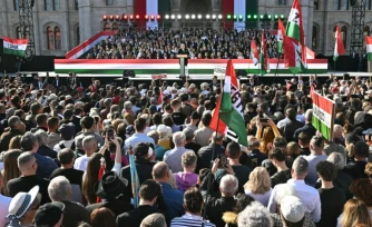 Le Premier ministre hongrois Viktor Orbán (C) s'adresse à ses partisans lors d'un meeting de campagne, le 15 mars 2026 à Budapest 